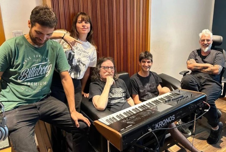 Charly García junto a parte de sus músicos y el empresario José Palazzo. Foto: @charlygarciaBG