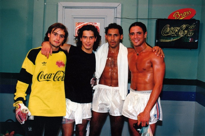 "Nano", "El Chino y Luciano Castro jugando al fútbol con Roberto Cabañas.