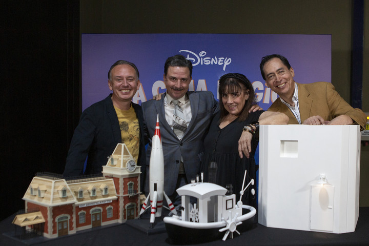 Felipe y parte del equipo de producción y creativo, con la Caja mágica.
