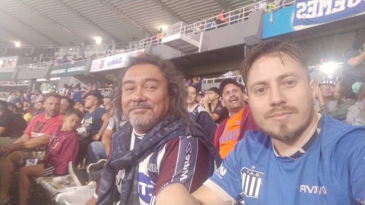 El cordobés Jonatan Raúl Juan (34) murió electrocutado en Puerto Iguazú, Misiones. En la foto, con su papá, viendo a Talleres, su pasión.