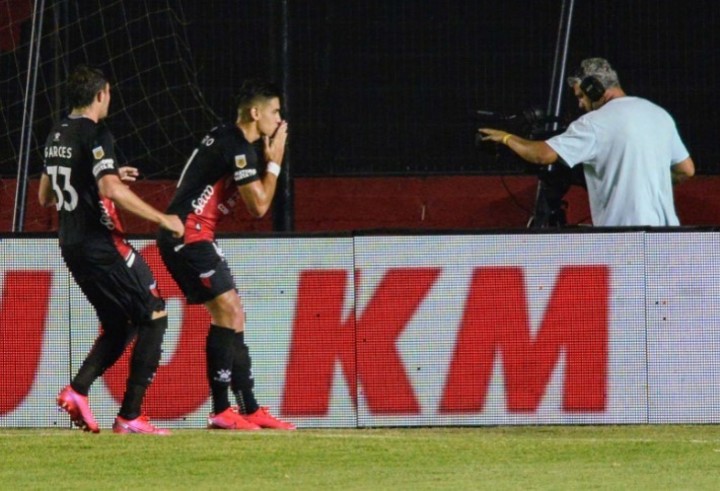 El festejo de Alexis Castro ante San Lorenzo (Fotobaires).