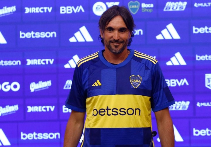 La sonrisa y la camiseta puesta. Diego Martínez, nuevo DT de Boca.