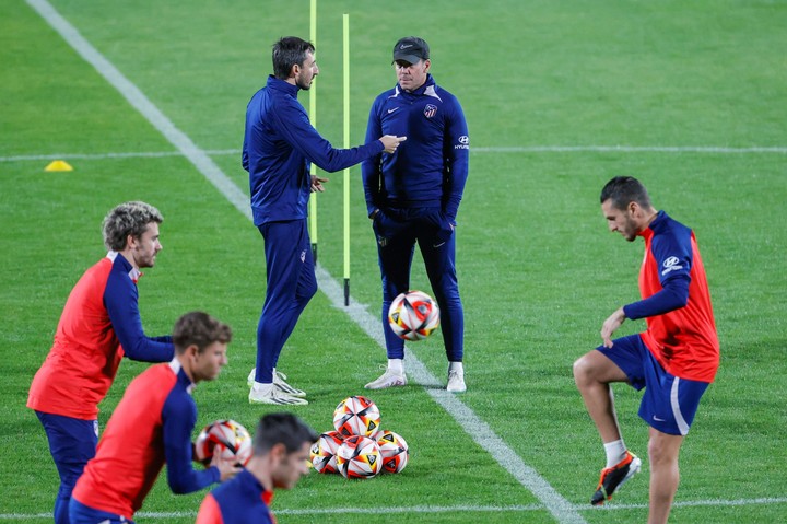 Diego Pablo Simeone dirige el entrenamiento en Arabia Saudita.