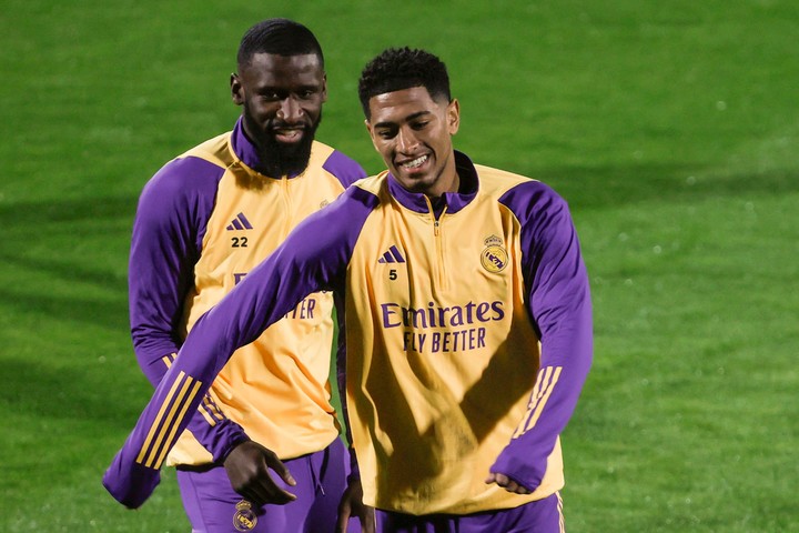 El centrocampista inglés Jude Bellingham y el defensa alemán Antonio Rüdiger en la práctica del Madrid.