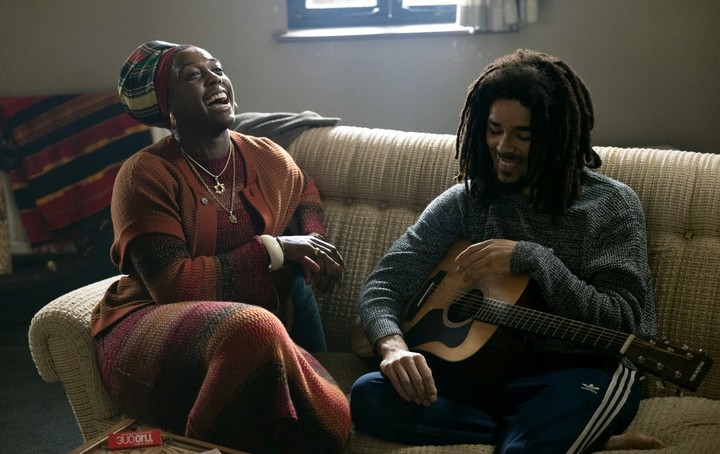 Kingsley Ben-Adir y Lashana Lynch en una escena donde están Bob Marley y su madre, Rita. Foto de prensa