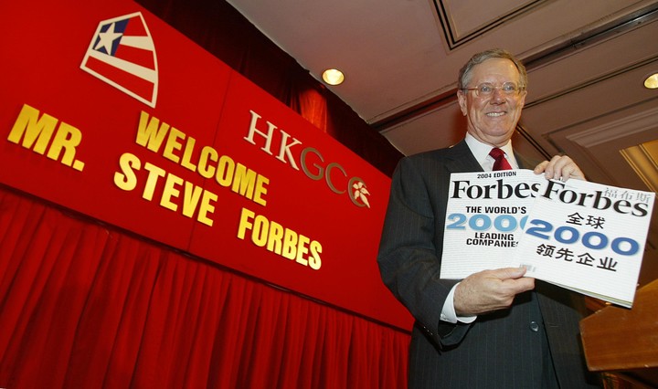 Steve Forbes, en una visita a Hong Kong, en el 2000. Un influyente de la economía con consejos para Javier Milei. Foto AFP
