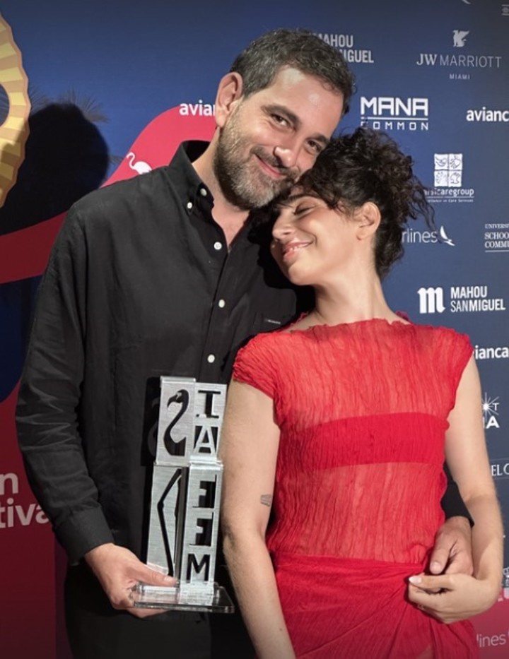 El director Nicolás Gil Lavedra y Zoe Hochbaum, actriz y autora de "Como el Mar", con el premio en Miami.