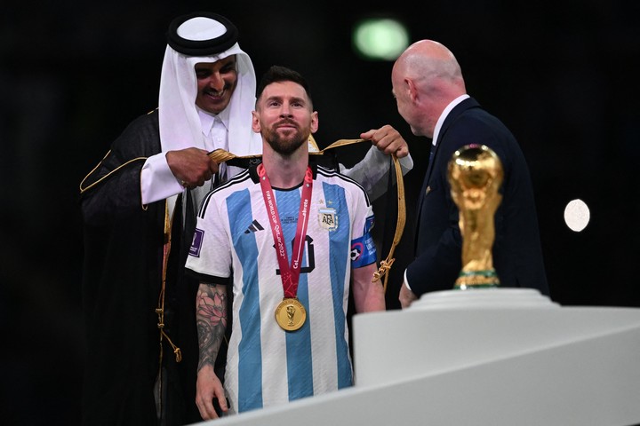 El mismo emir le había puesto el bisht a Messi (AFP).