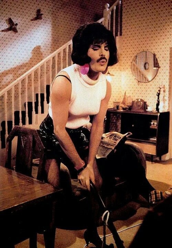Freddie Mercury en "I Want to Break Free". Cuando la cantó en Brasil, caracterizado como en el video, le tiraron de todo.