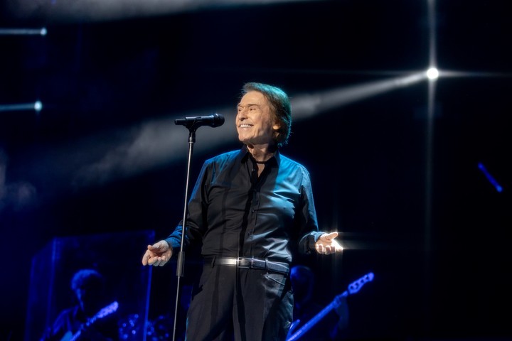 Raphael esta vez no habló mucho y prefirió enganchar un hit tras otro. Foto gentileza Fénix
