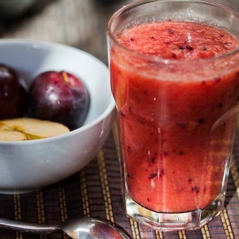 Batido de ciruela, chía y manzana: para qué sirve y cuál es la mejor hora para tomarlo