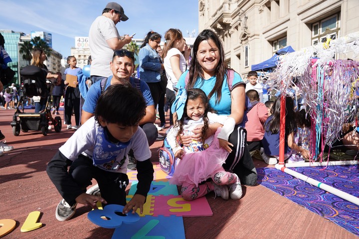 Melina junto a su marido y su hijo Julián, quien fue diagnosticado con TEA a los 3 años. Foto Juano Tesone 