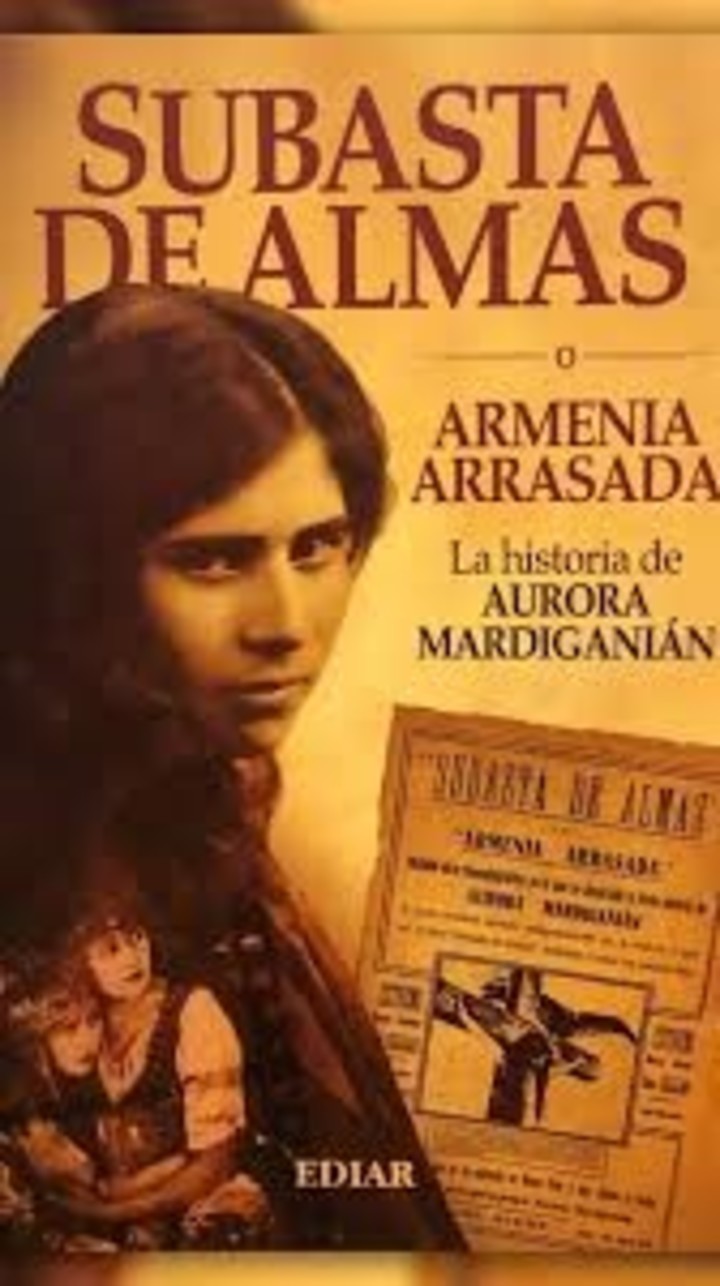 Portada de la edición en castellano del libro de memorias "Subasta de almas", publicado en Buenos Aires en 2023.