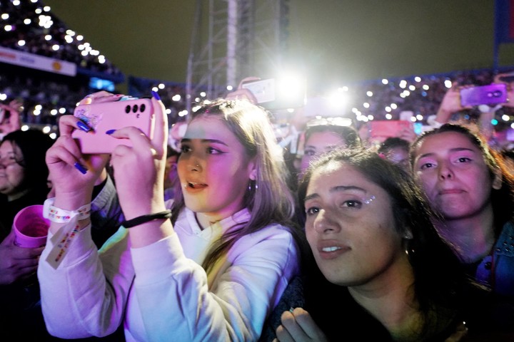 Foto y video para el recuerdo. Karol G en Vélez. Foto: Martín Bonetto.