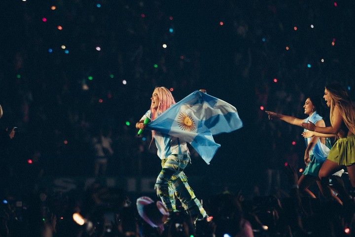 Karol G con la bandera argentina en Vélez. Foto de prensa