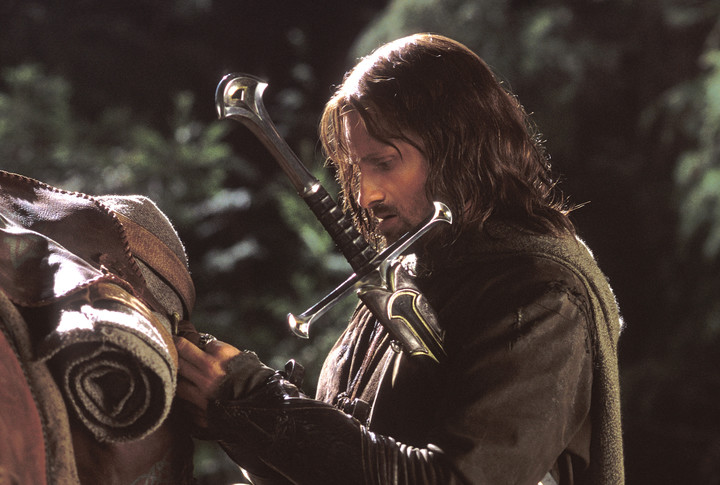 Nuestro Viggo Mortensen se sumó al elenco dos semanas después de iniciado el rodaje de la primera de "El Señor de los anillos", reemplazando como Aragorn al irlandés Stuart Townsend.