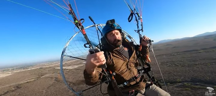 Vella antes de que le fallara el paramotor. Foto: captura YouTube