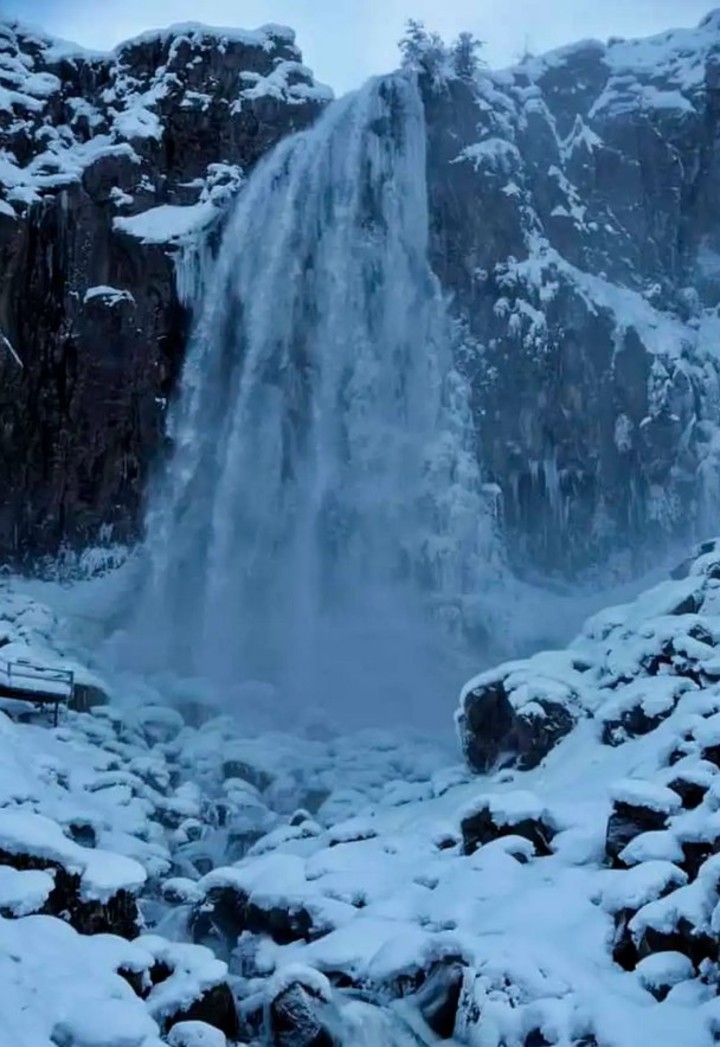 La cascada totalmente congelada tras el frío extremo durante la noche del martes. Foto: Gentileza Martín Muñoz / Diario Río Negro