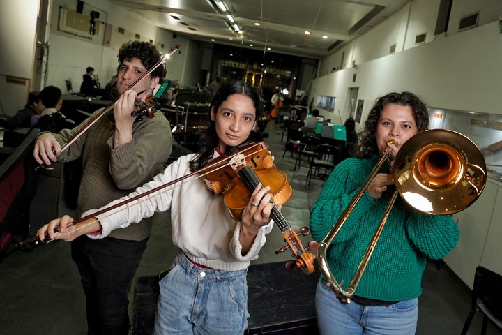 Kevin Burdman (violín), Camila Barrientos (viola) y Juana Zapata (trombón) cuentan cómo se trabaja en la Orquesta Sinfónica Juvenil.