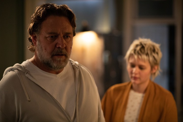 Su hija (Ryan Simpkins) duda si su padre no recayó en el alcohol y las drogas. ¿O hay algo sobrenatural?