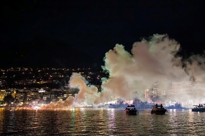 Humo sobre el agua, literalmente, cuando Deep Purple tocó en Montreaux, Suiza. Foto: EFE