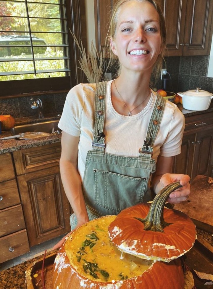 Ballerina Farm cultiva y cocina los alimentos para su familia Foto IG.