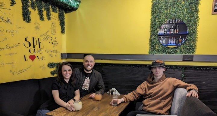 Darina, Víctor y Yaroslav, en su local de shawarma al estilo de San Petesburgo. Foto Shawa Bar SPB