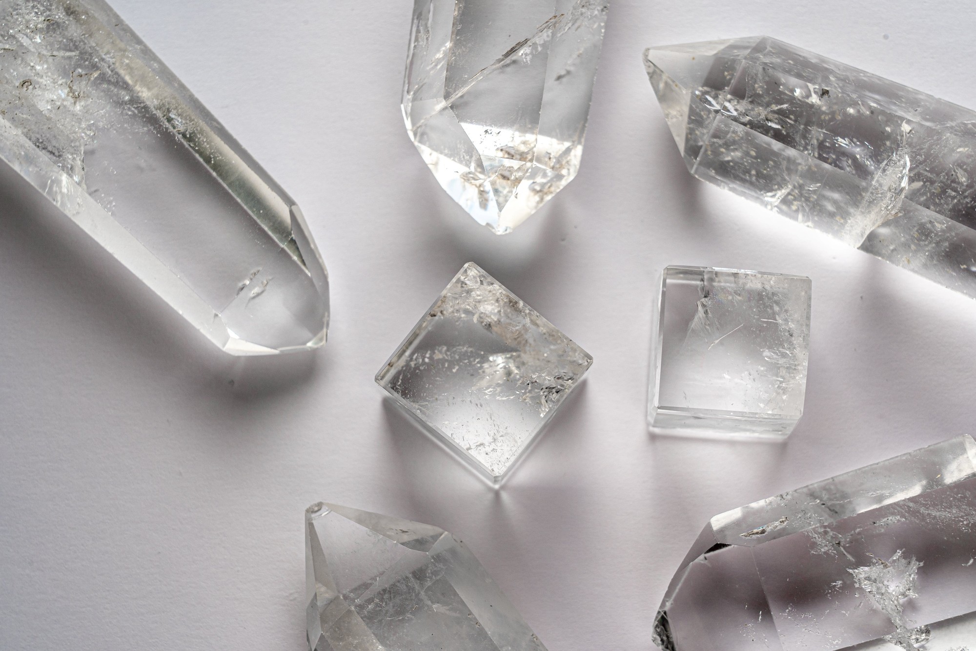 Al hacer este ritual, debemos rodear un cristal de cuarzo con cenizas. Foto: Banco de imágenes gratuito Pexels
