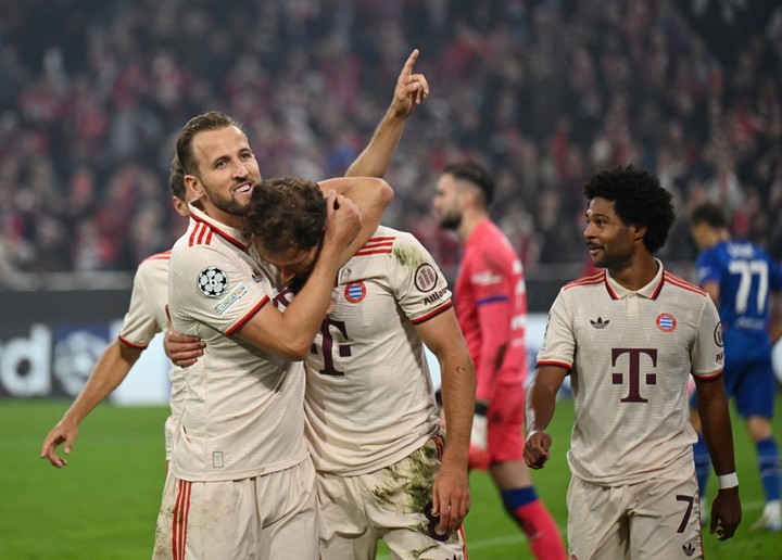 Harry Kane festeja con Serge Gnabry (Reuters).