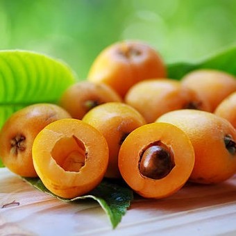 ¿Cuántos nísperos se pueden comer al día y cómo se recomienda consumir?