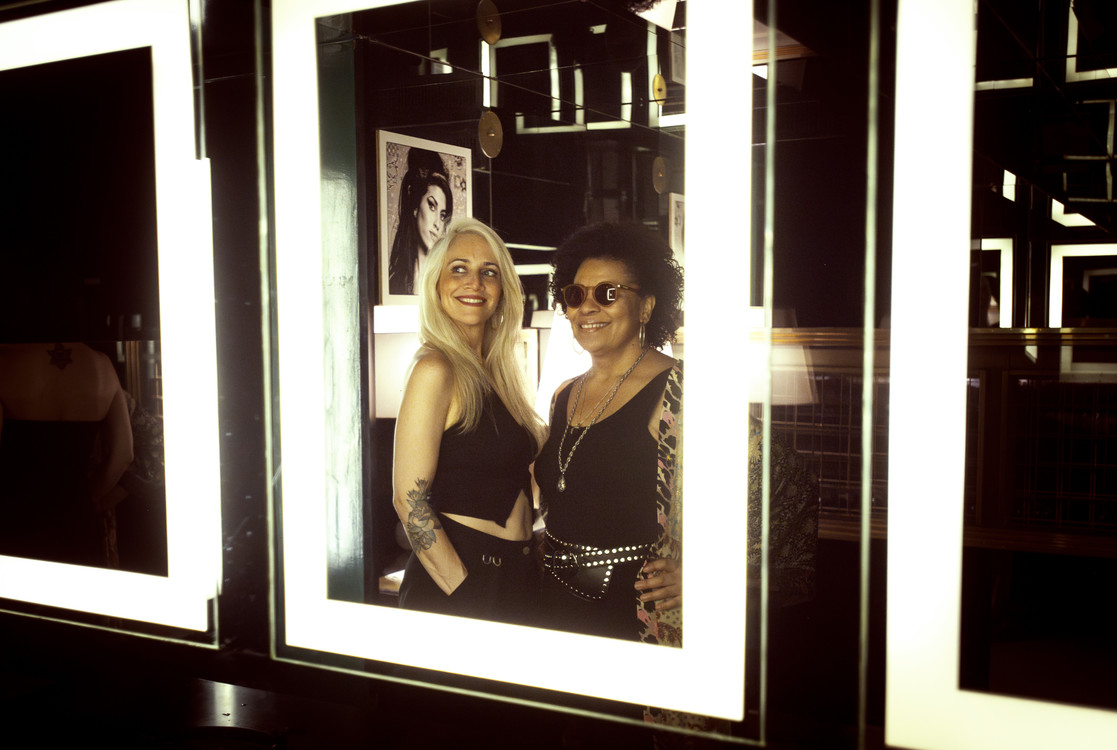 Las cantantes Déborah Dixon y Luciana Palacios generaron una amistad más allá de la música. Foto: Mariana Nedelcu