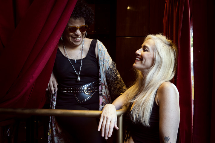 Déborah Dixon y Luciana Palacios incluyen temas de los Redonditos de Ricota en sus shows. Foto: Mariana Nedelcu