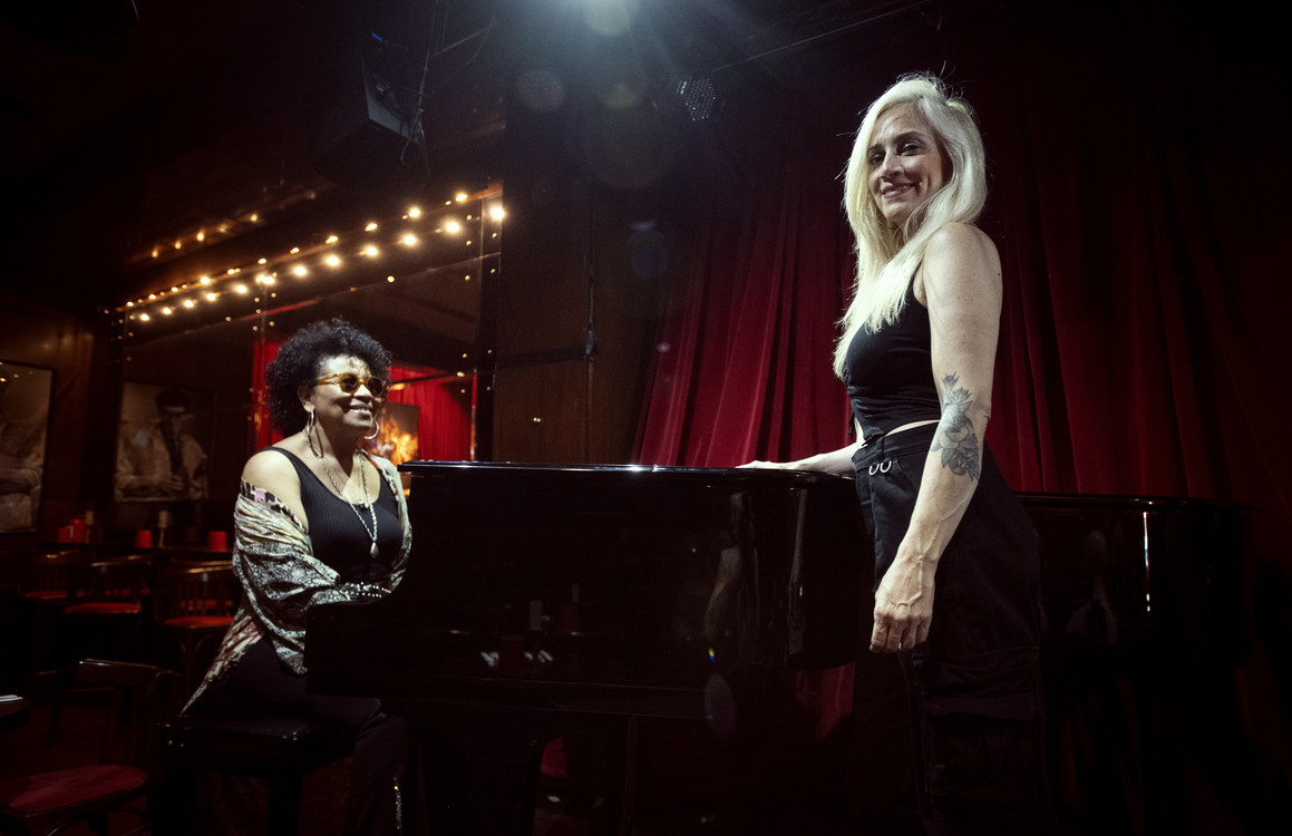 Déborah Dixon y Luciana Palacios, shows multitudinarios con Los Fundamentalistas del Aire acondicionado, pero también más íntimos como dúo. Foto: Mariana Nedelcu