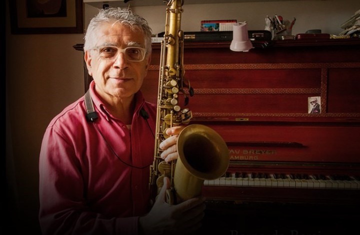 Bernardo Baraj en su época de saxofonista. Ahora también es cantor de tango.