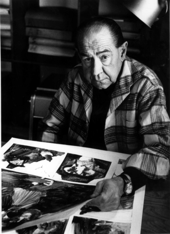 Alberto Breccia repasando sus bocetos originales de El Eternauta.