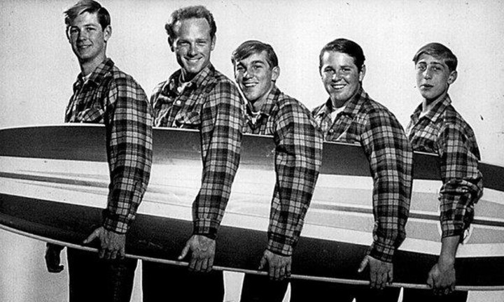 Los Beach Boys y su clásica foto de prensa con tabla de surf y espíritu californiano.