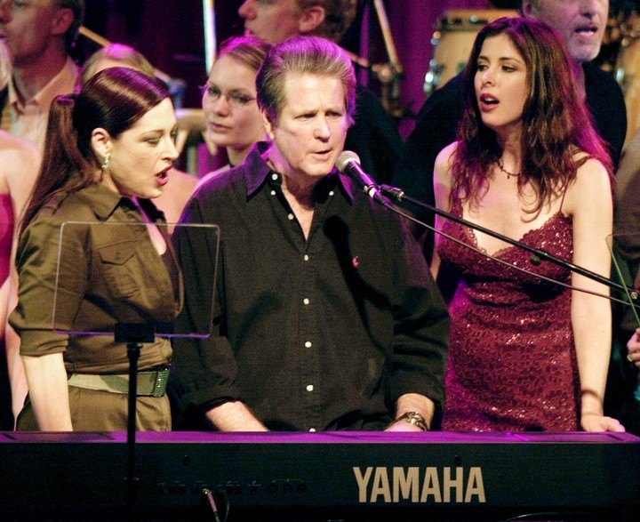 Brian Wilson con sus hijas Carnie y Wendy en un show a beneficio en 2001. Foto: Reuters.