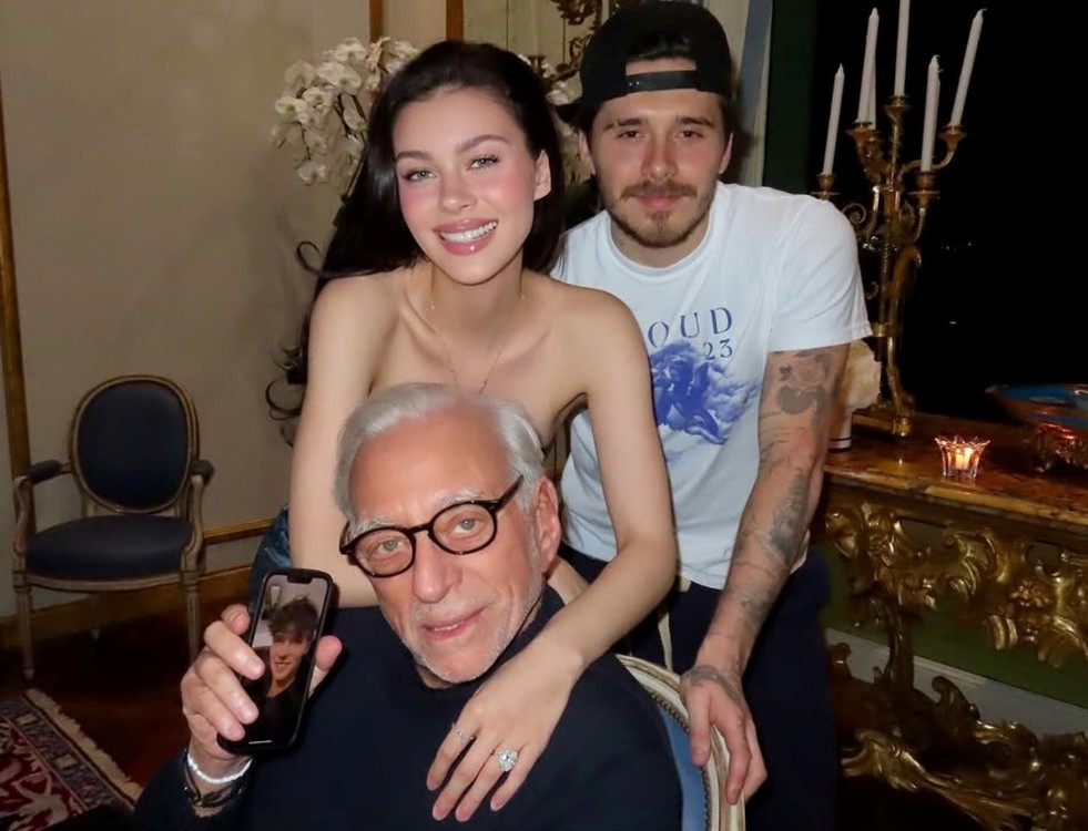 Brooklyn y Nicola con Nelson Peltz, empresario e inversor multimillonario estadounidense. Foto: Instagram vía @nicolaannepeltzbeckham