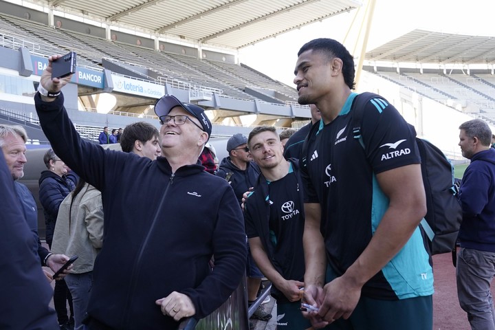 En la previa al debut ante Los Pumas, los All Blacks saludan a sus hinchas en el estadio Mario Alberto Kempes. - FTP CLARIN _(Fernando de la Orden)