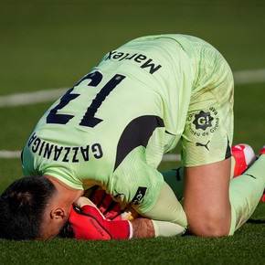 La pesadilla de Gazzaniga en el primer partido de Girona en la Liga: error decisivo y roja antes del entretiempo