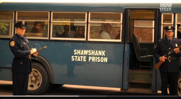 El autobús de "Shawshank State Prison" que aparece en "It: Welcome to Derry", claro guiño a la película y novela de King. Foto: HBO