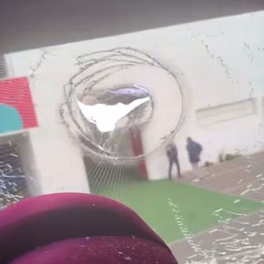 El micro de Lanús, atacado por hinchas de la U de Chile camino al estadio