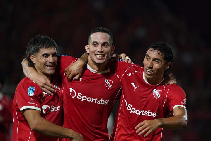 El festejo de Marcone con Malcorra y Cabral. (Juano Tesone).