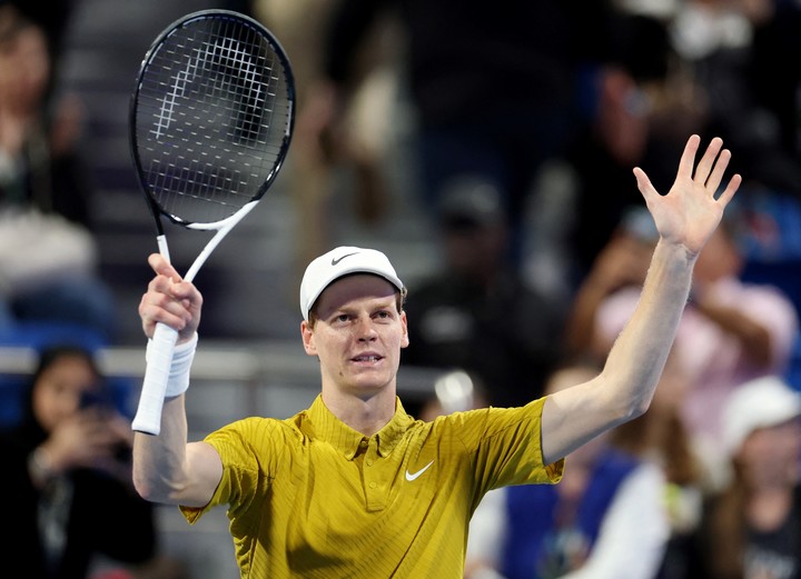 Manos en alto de Sinner tras el triunfo ante Alexei Popyrin. Foto: REUTERS/Mohammed Salem