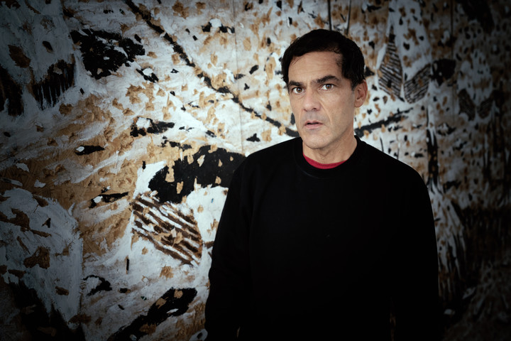 Matías Duville en su estudio de Buenos Aires. (Foto: Mariana Nedelcu). 