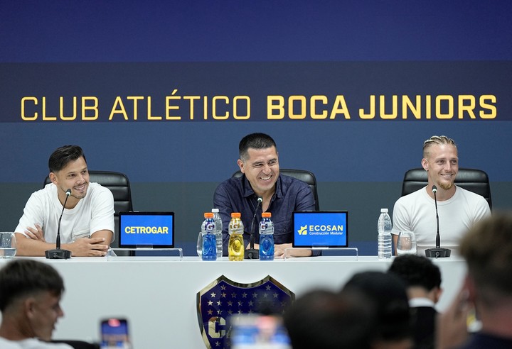 Riquelme en la presentación de Ascacibar y Romero (Prensa Boca).