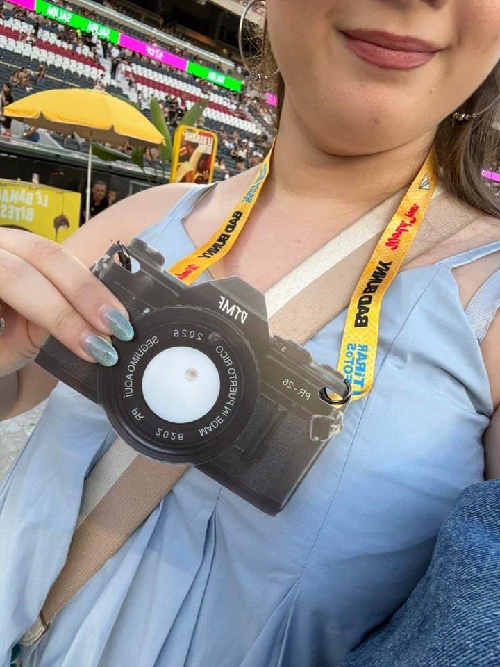 La cámara que les dieron a los asistentes al show de Bad Bunny. Ya no pulsera con luces, como Coldplay o Taylor Swift.