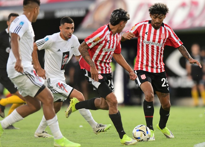 Estudiantes ante Riestra (Fotobaires).