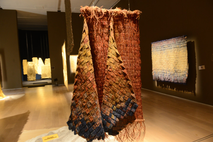 Cuerpo Textil, de Olga de Amaral en el Malba. Foto: Luciano Thieberger. 