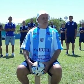 Victoriano Arenas presentó su camiseta 'a lo Rocinha' con Luis Ventura como protagonista 